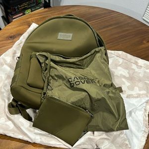COPY - Large Dakota Backpack in Olive. used it for nursing school in great cond…